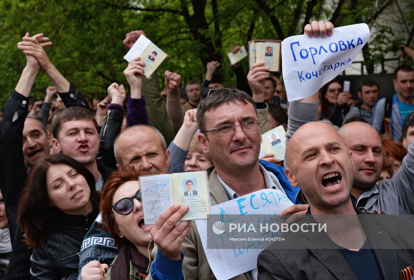 Голосование на референдуме жителей юго-востока Украины в Москве