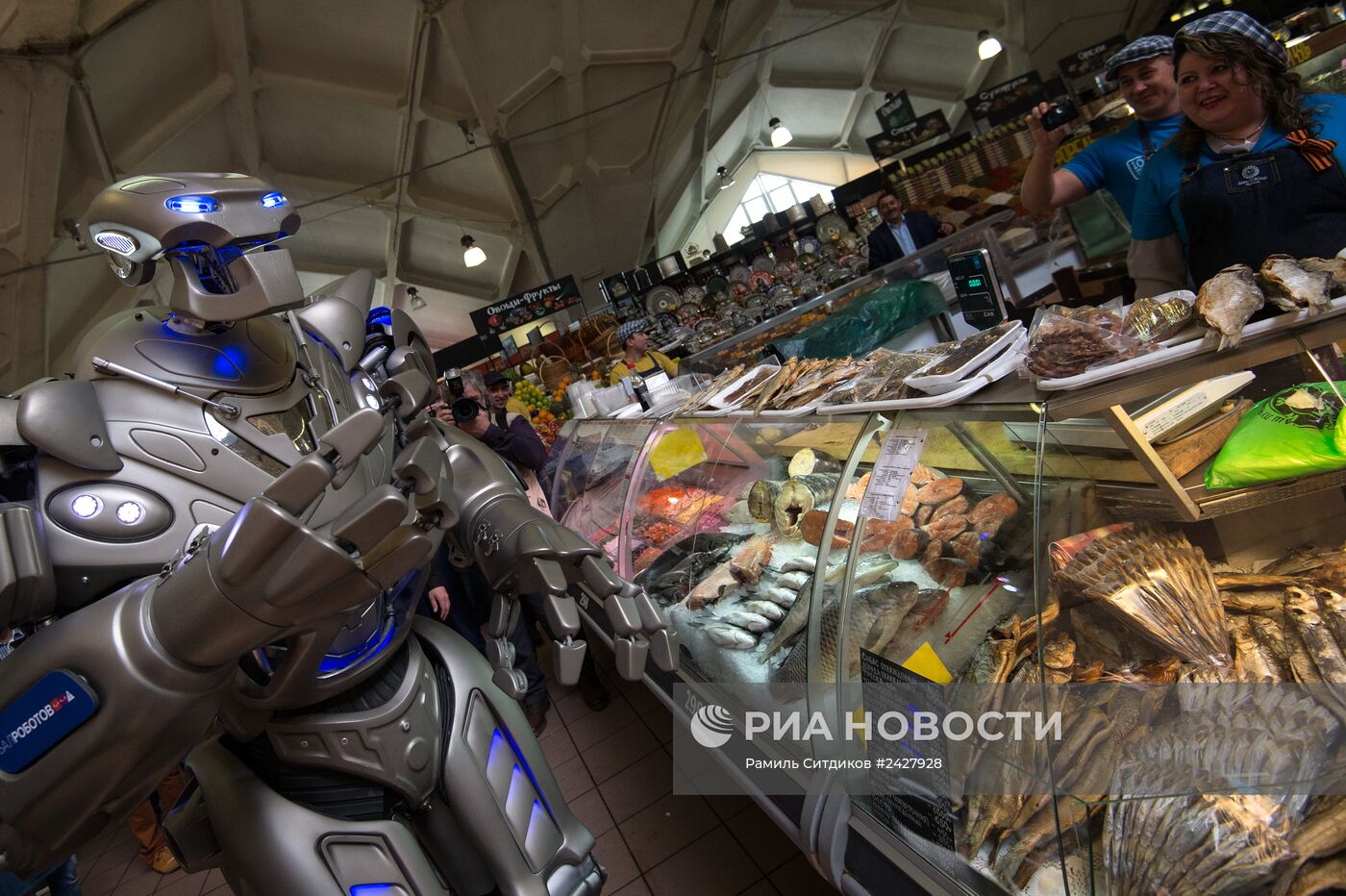 Робот "Титан" посетил Даниловский рынок в Москве