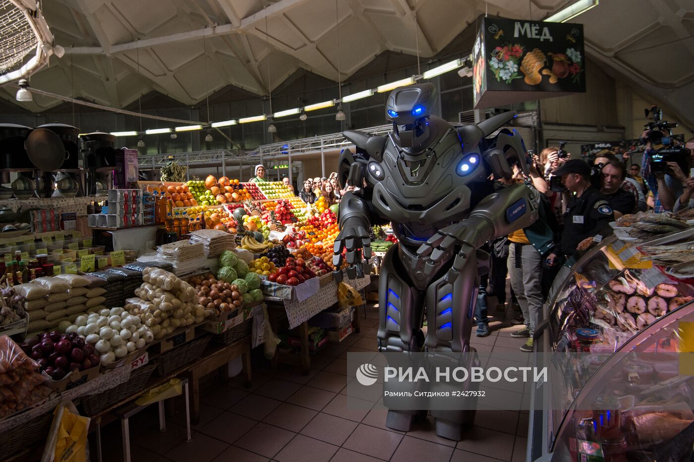 Робот "Титан" посетил Даниловский рынок в Москве