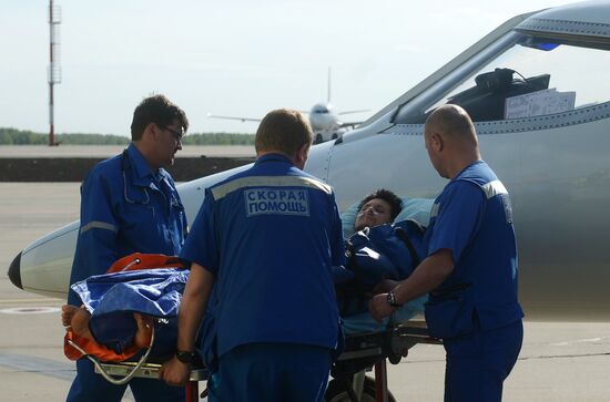 Самолет с раненым сотрудником RT прибыл в Москву