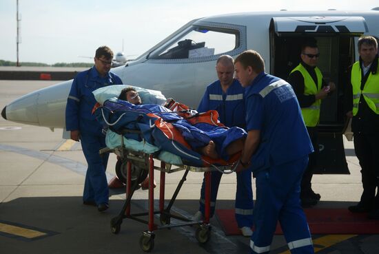 Самолет с раненым сотрудником RT прибыл в Москву