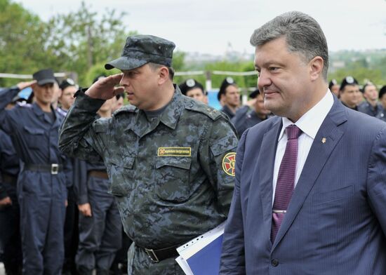 Кандидат в президенты Украины Петр Порошенко встретился с бойцами "Нацгвардии" в Николаеве