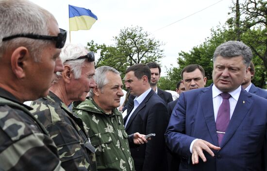 Кандидат в президенты Украины Петр Порошенко встретился с бойцами "Нацгвардии" в Николаеве