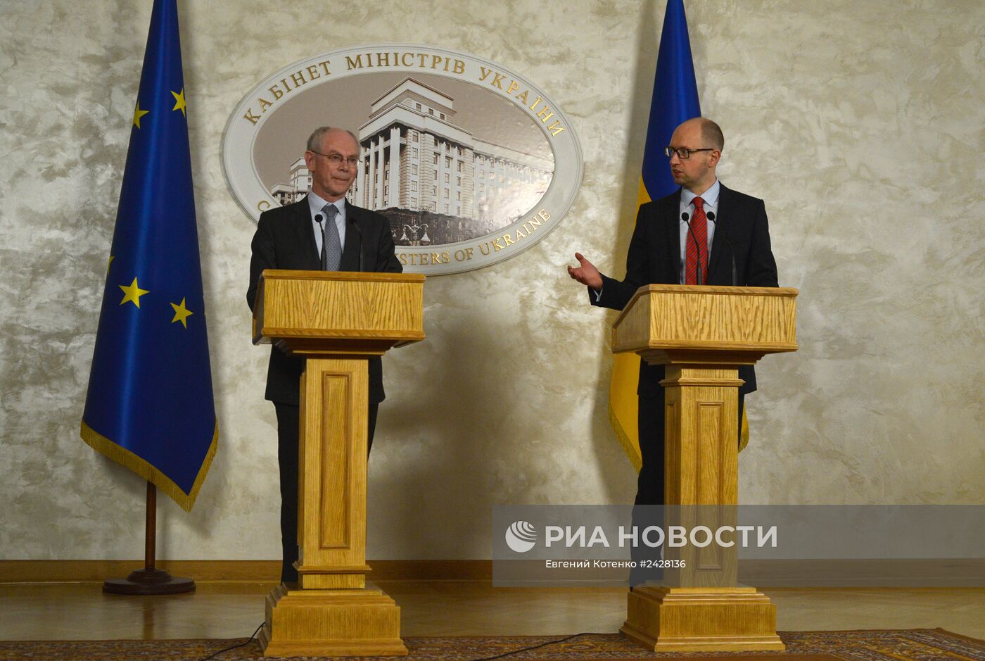 Премьер-министр Украины Арсений Яценюк провел встречу с Херманом Ван Ромпеем