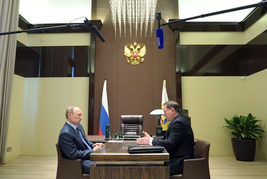 В.Путин провел рабочую встречу с А.Михайловым