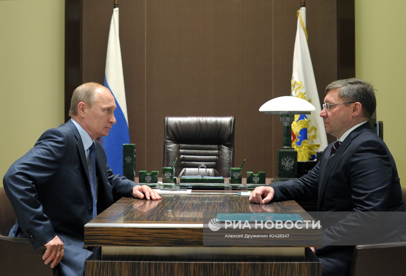 В.Путин провел рабочую встречу с В.Якушевым
