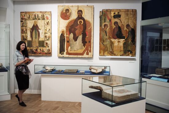 Выставка, посвященная 700-летию Сергия Радонежского