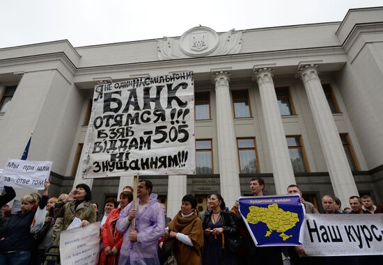 Митинг с требованием отменить валютные кредиты в Киеве