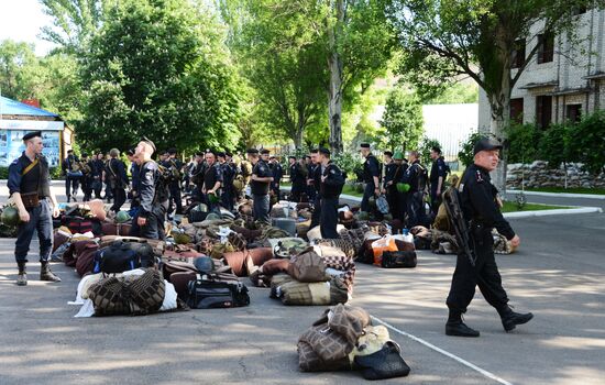 Добровольцы народного ополчения батальона "Восток" переподчинили воинскую часть №3037 в Донецке