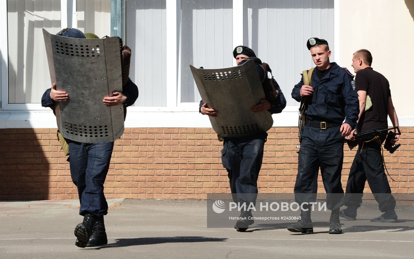 Добровольцы народного ополчения батальона "Восток" переподчинили воинскую часть №3037 в Донецке