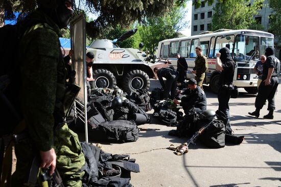 Добровольцы народного ополчения батальона "Восток" переподчинили воинскую часть №3037 в Донецке