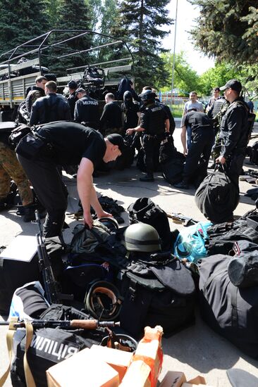 Добровольцы народного ополчения батальона "Восток" переподчинили воинскую часть №3037 в Донецке