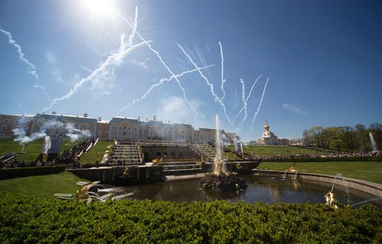 Праздник фонтанов в Петергофе