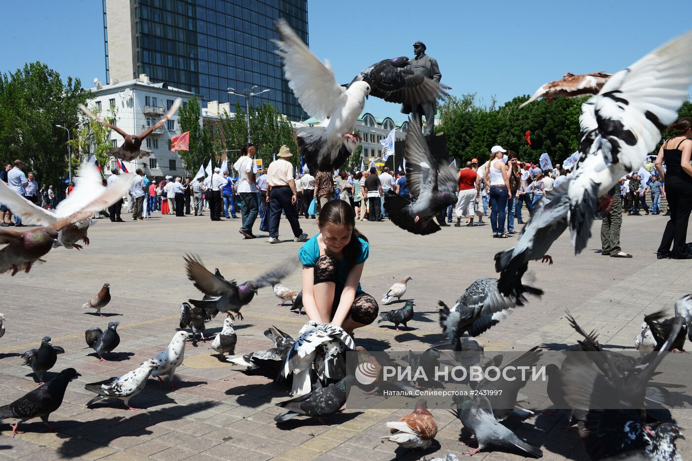 Митинг в поддержку Донецкой Народной Республики (ДНР) на площади Ленина в Донецке