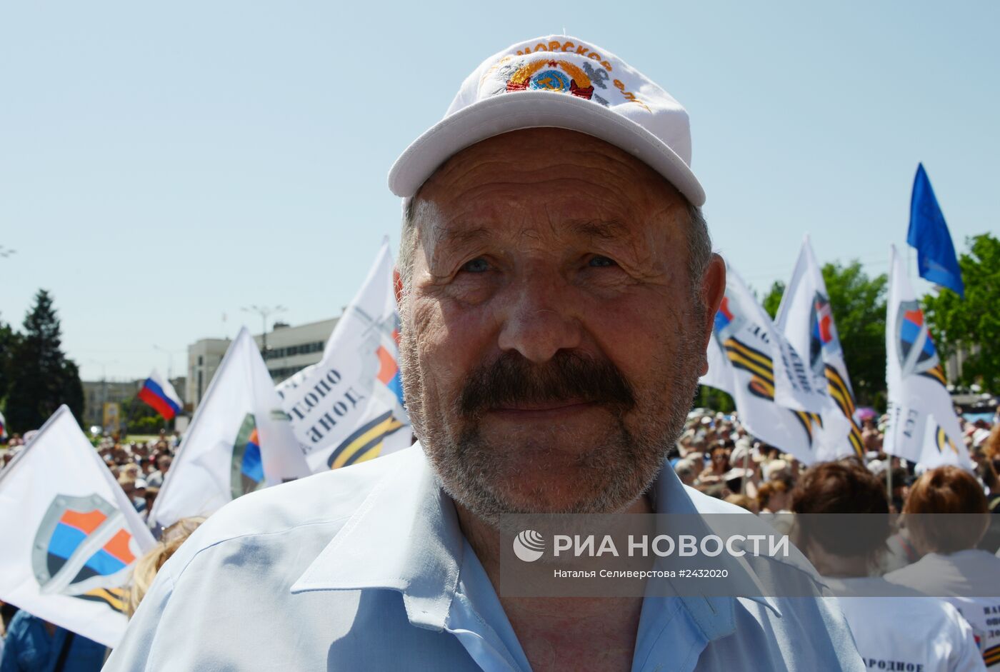 Митинг в поддержку Донецкой Народной Республики (ДНР) на площади Ленина в Донецке