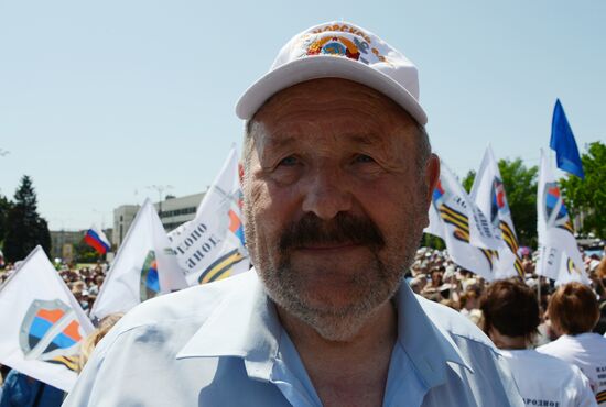 Митинг в поддержку Донецкой Народной Республики (ДНР) на площади Ленина в Донецке