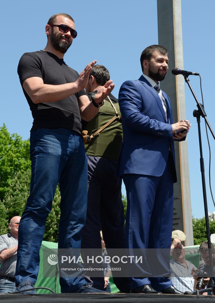 Митинг в поддержку Донецкой Народной Республики (ДНР) на площади Ленина в Донецке