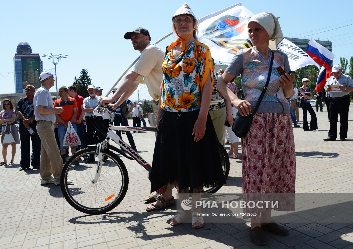 Митинг в поддержку Донецкой Народной Республики (ДНР) на площади Ленина в Донецке