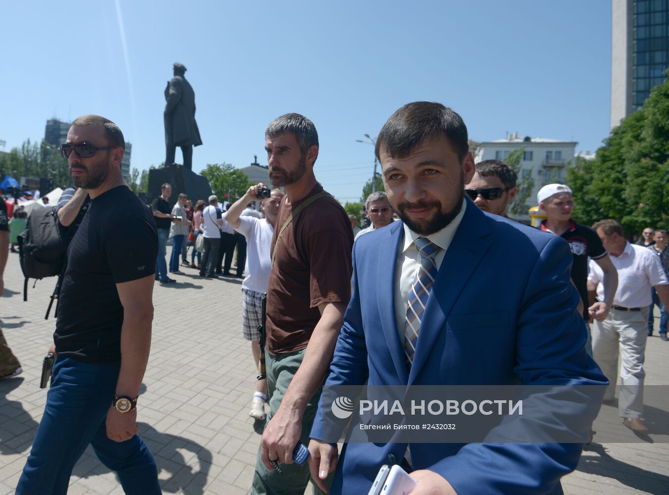 Митинг в поддержку Донецкой Народной Республики (ДНР) на площади Ленина в Донецке