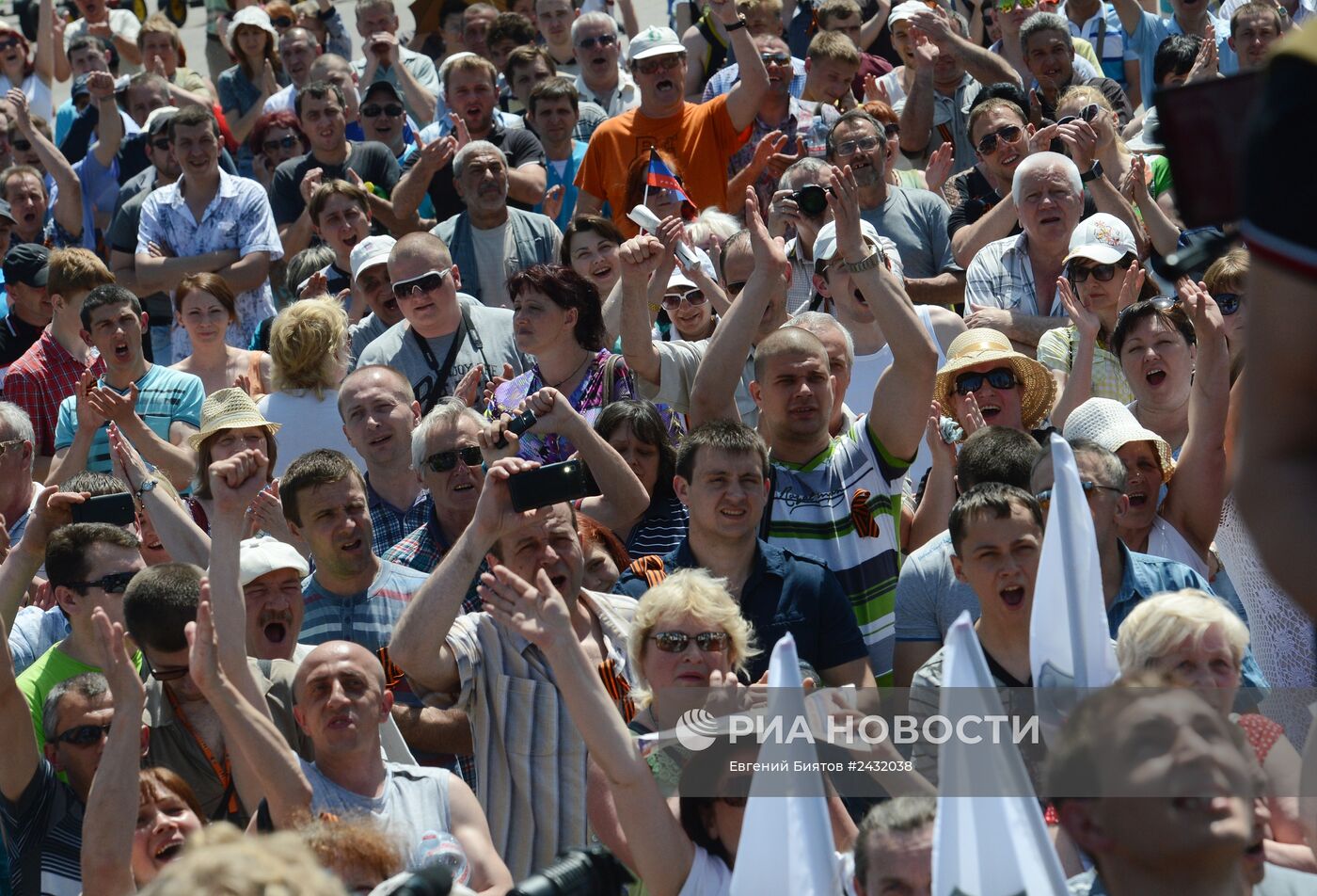 Митинг в поддержку Донецкой Народной Республики (ДНР) на площади Ленина в Донецке