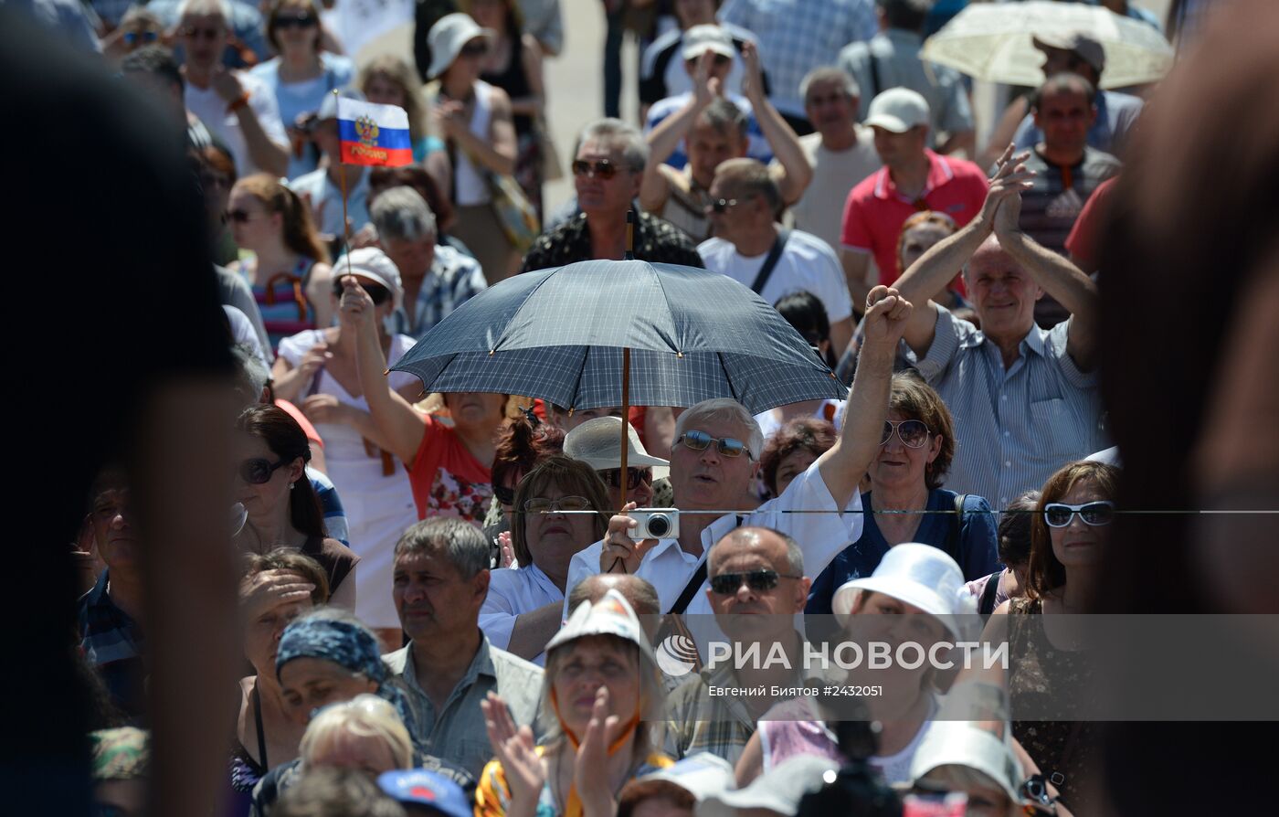 Митинг в поддержку Донецкой Народной Республики (ДНР) на площади Ленина в Донецке