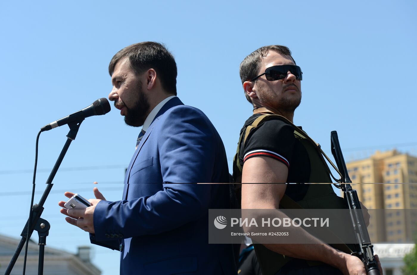 Митинг в поддержку Донецкой Народной Республики (ДНР) на площади Ленина в Донецке