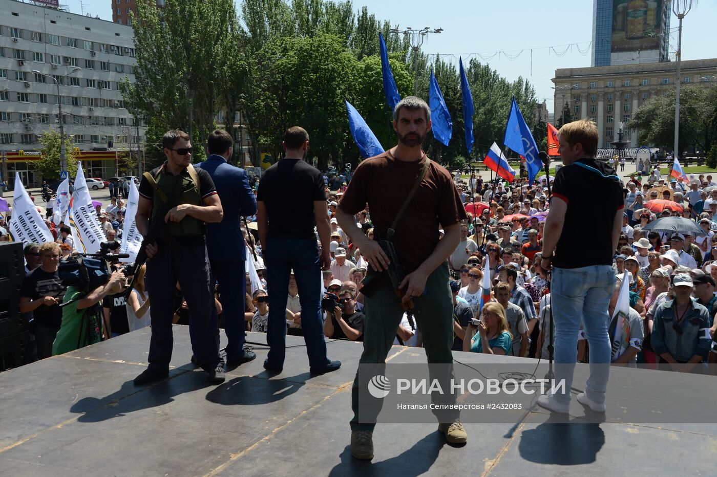 Митинг в поддержку Донецкой Народной Республики (ДНР) на площади Ленина в Донецке