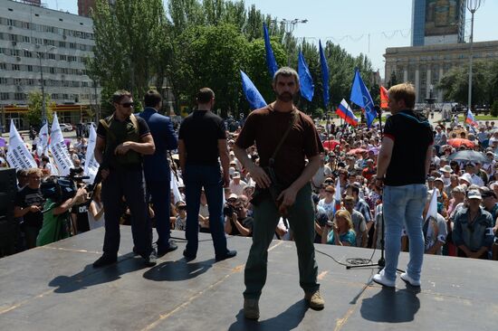 Митинг в поддержку Донецкой Народной Республики (ДНР) на площади Ленина в Донецке