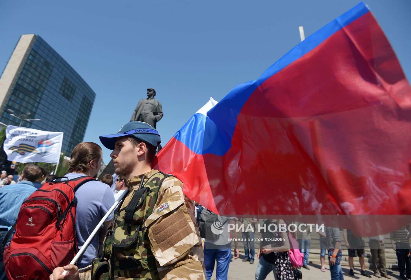 Митинг в поддержку Донецкой Народной Республики (ДНР) на площади Ленина в Донецке