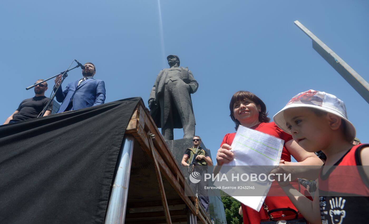 Митинг в поддержку Донецкой Народной Республики (ДНР) на площади Ленина в Донецке