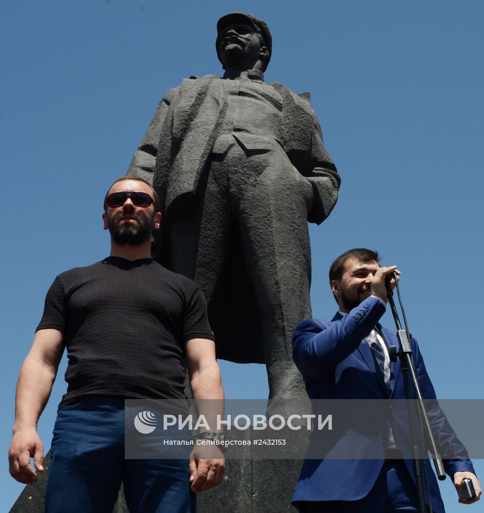 Митинг в поддержку Донецкой Народной Республики (ДНР) на площади Ленина в Донецке