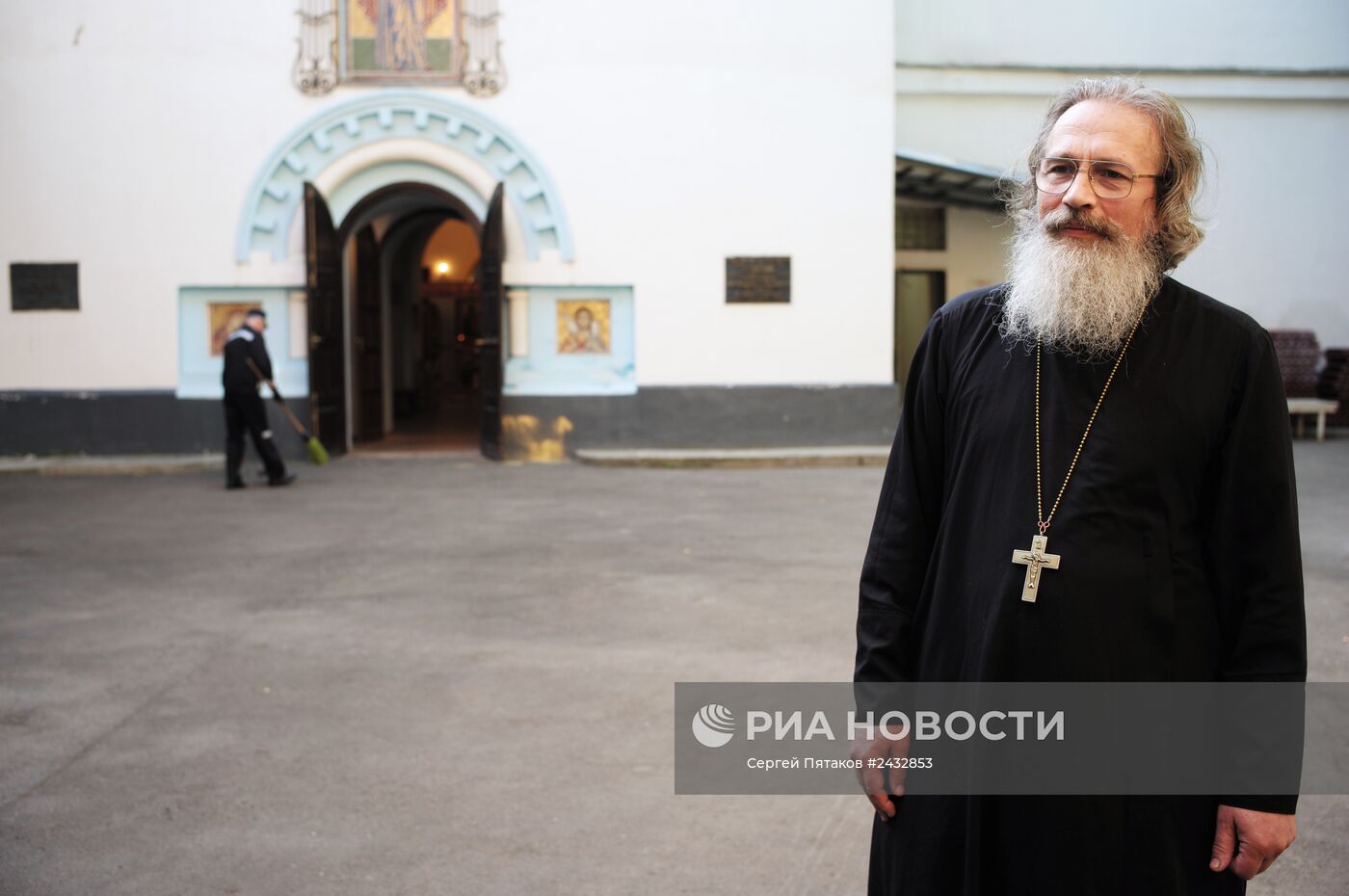 Служба в храме при Бутырской тюрьме