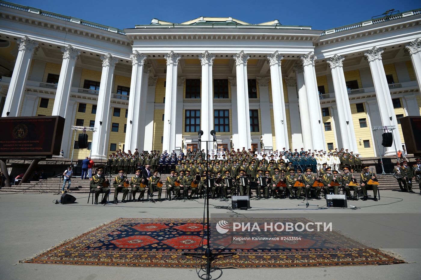 Выступление сводного хора ансамблей Вооруженных сил РФ на Суворовской площади