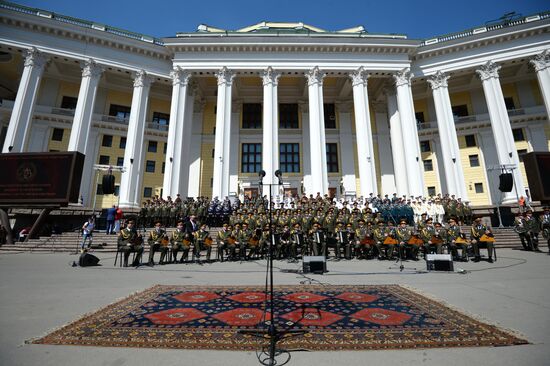 Выступление сводного хора ансамблей Вооруженных сил РФ на Суворовской площади