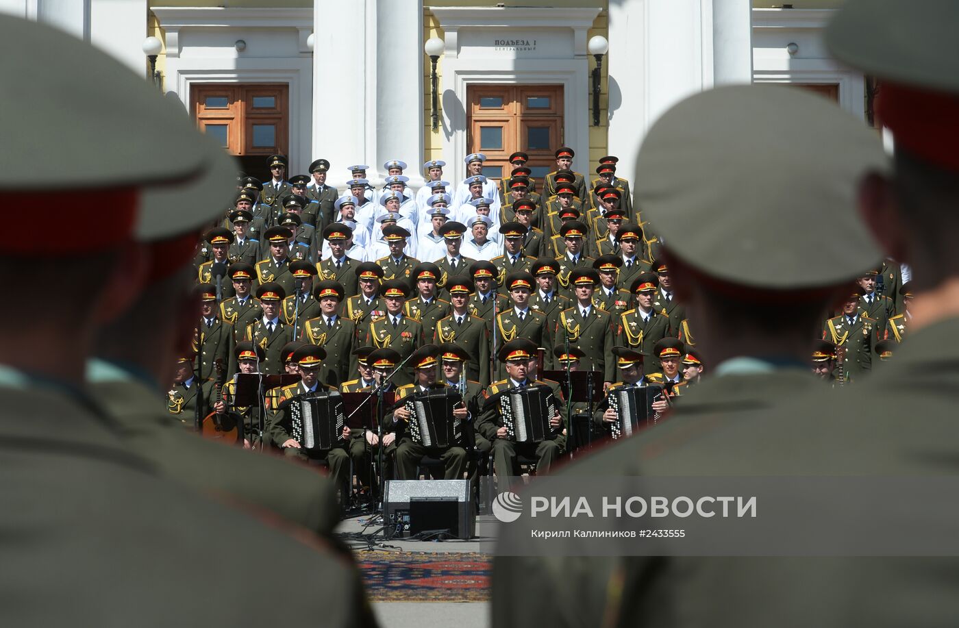 Выступление сводного хора ансамблей Вооруженных сил РФ на Суворовской площади