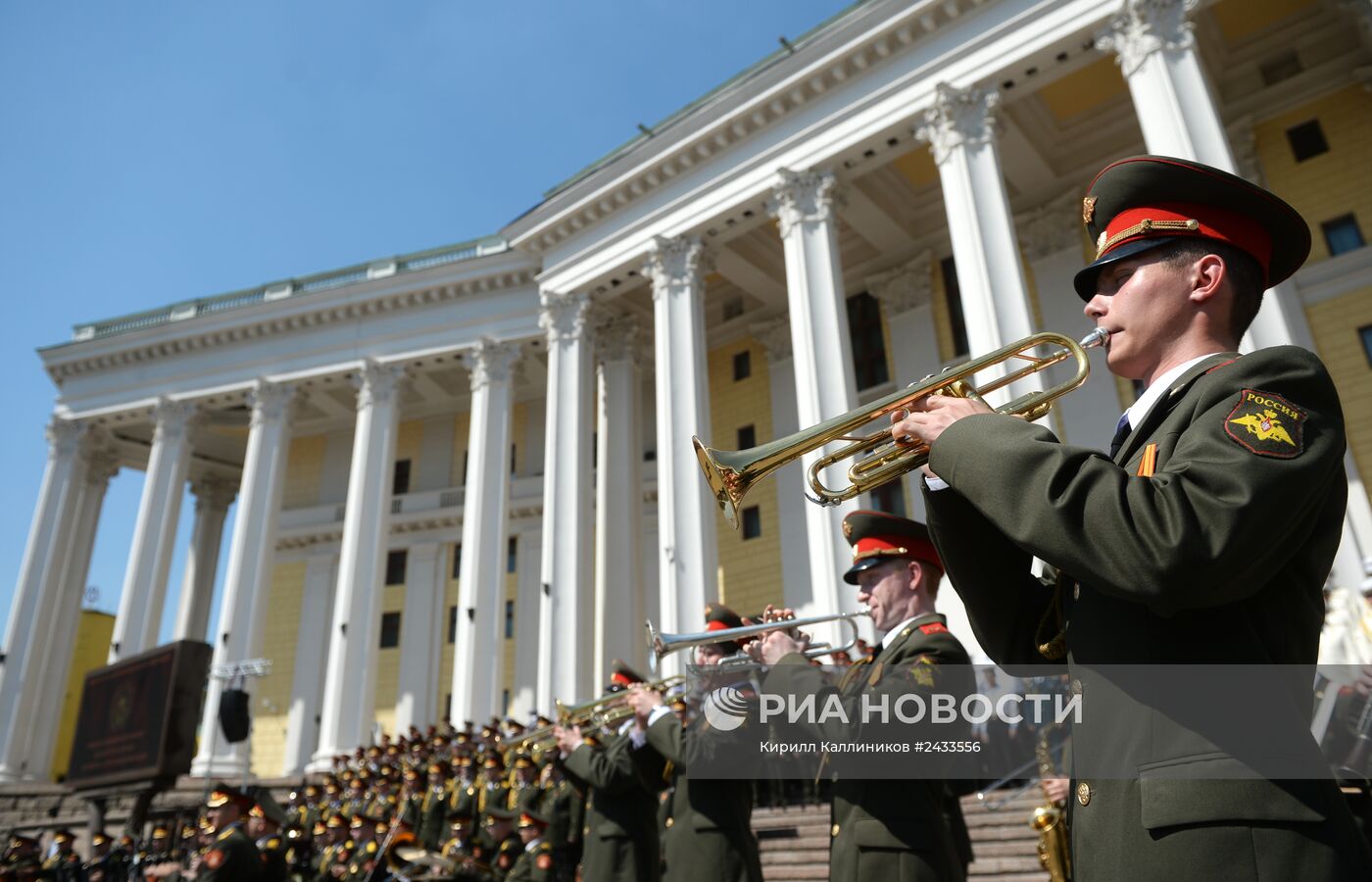 Выступление сводного хора ансамблей Вооруженных сил РФ на Суворовской площади