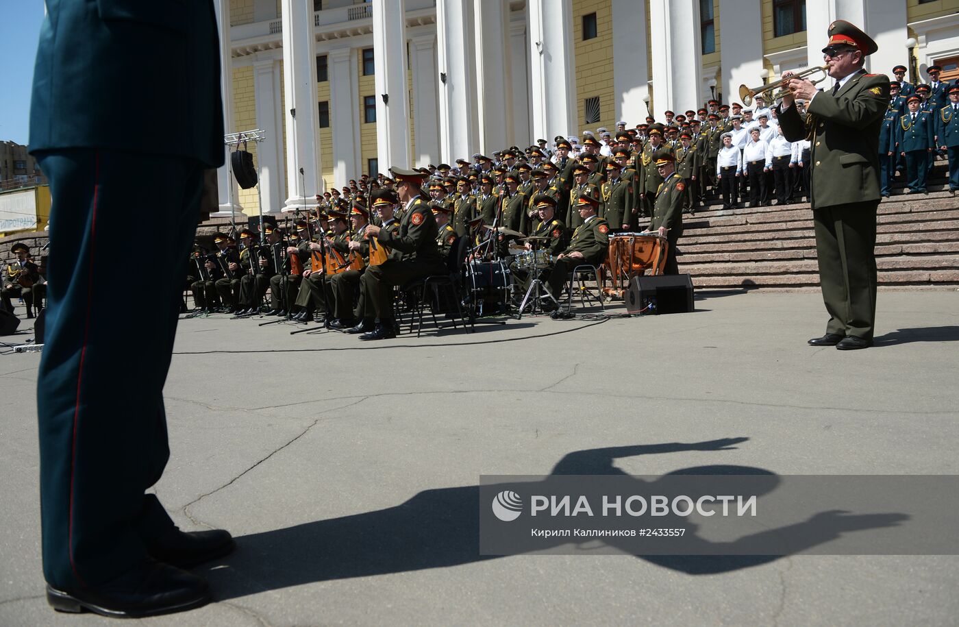 Выступление сводного хора ансамблей Вооруженных сил РФ на Суворовской площади