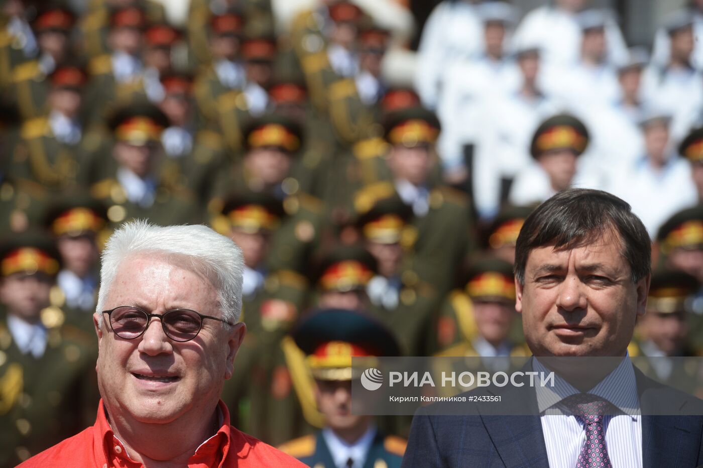 Выступление сводного хора ансамблей Вооруженных сил РФ на Суворовской площади
