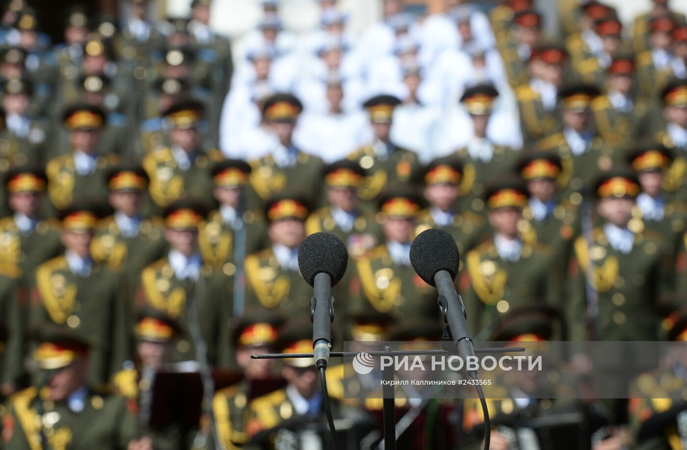 Выступление сводного хора ансамблей Вооруженных сил РФ на Суворовской площади