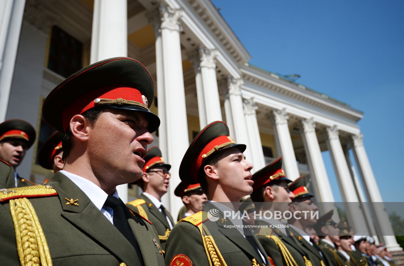 Выступление сводного хора ансамблей Вооруженных сил РФ на Суворовской площади