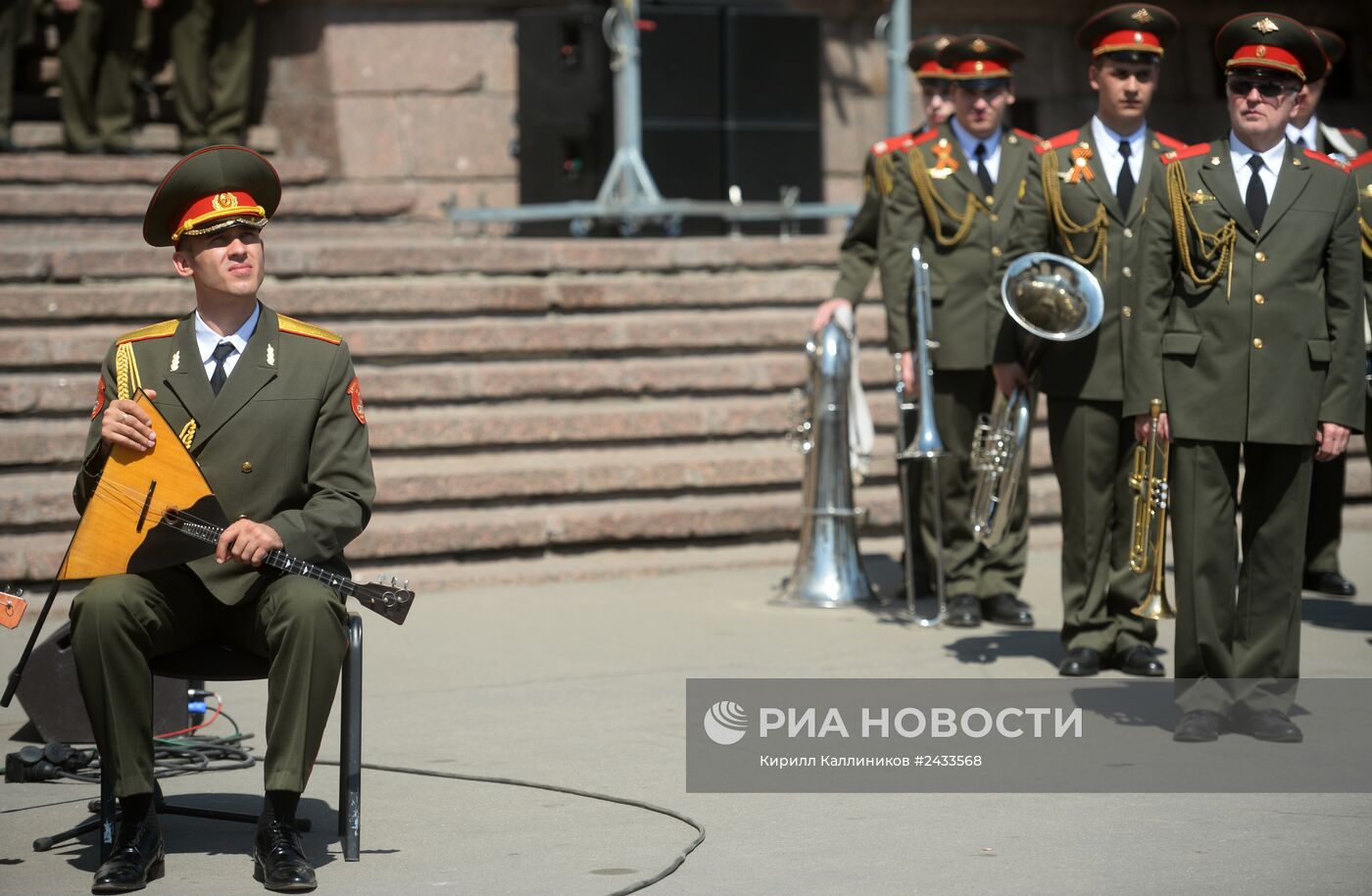 Выступление сводного хора ансамблей Вооруженных сил РФ на Суворовской площади