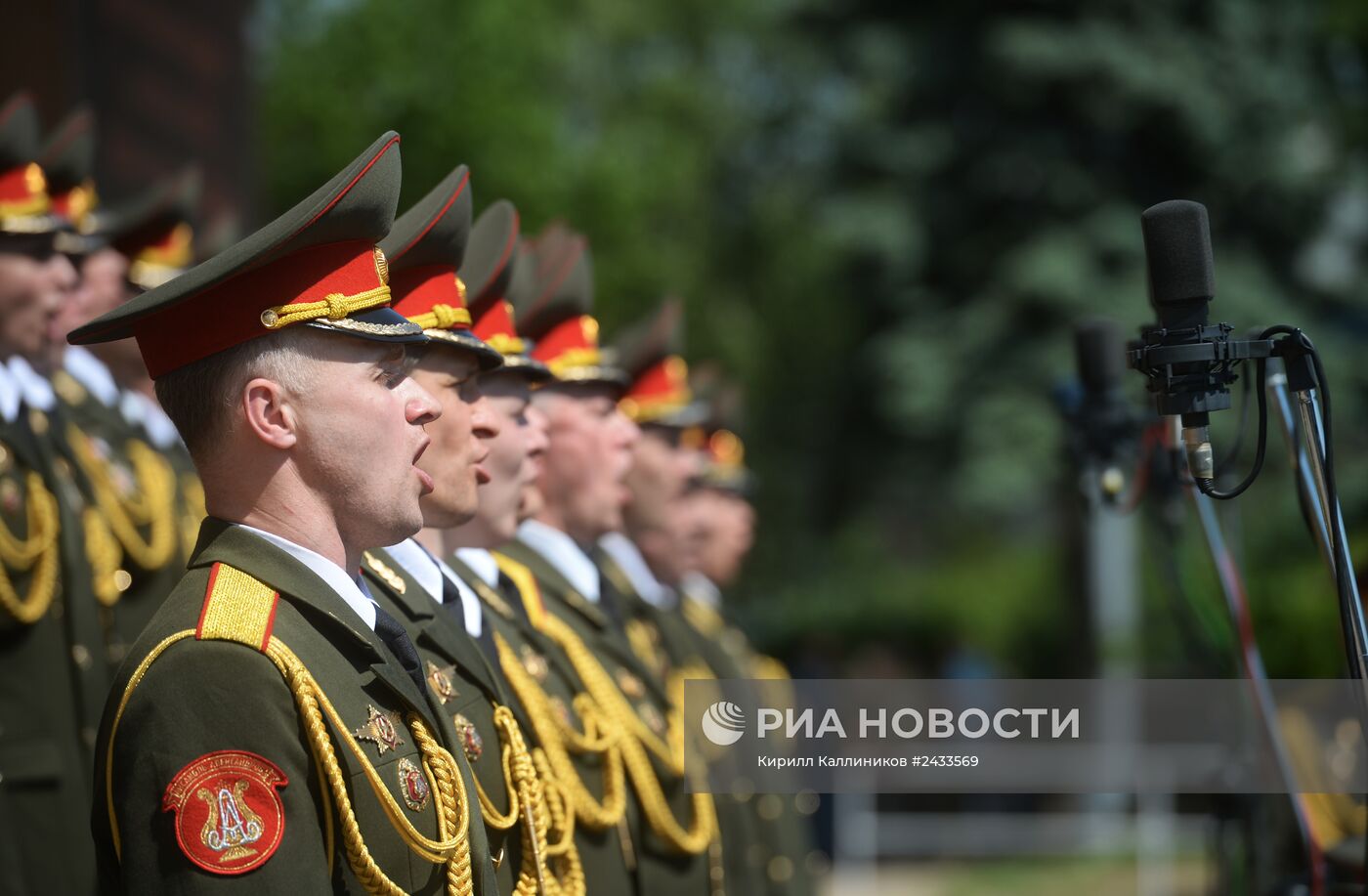 Выступление сводного хора ансамблей Вооруженных сил РФ на Суворовской площади