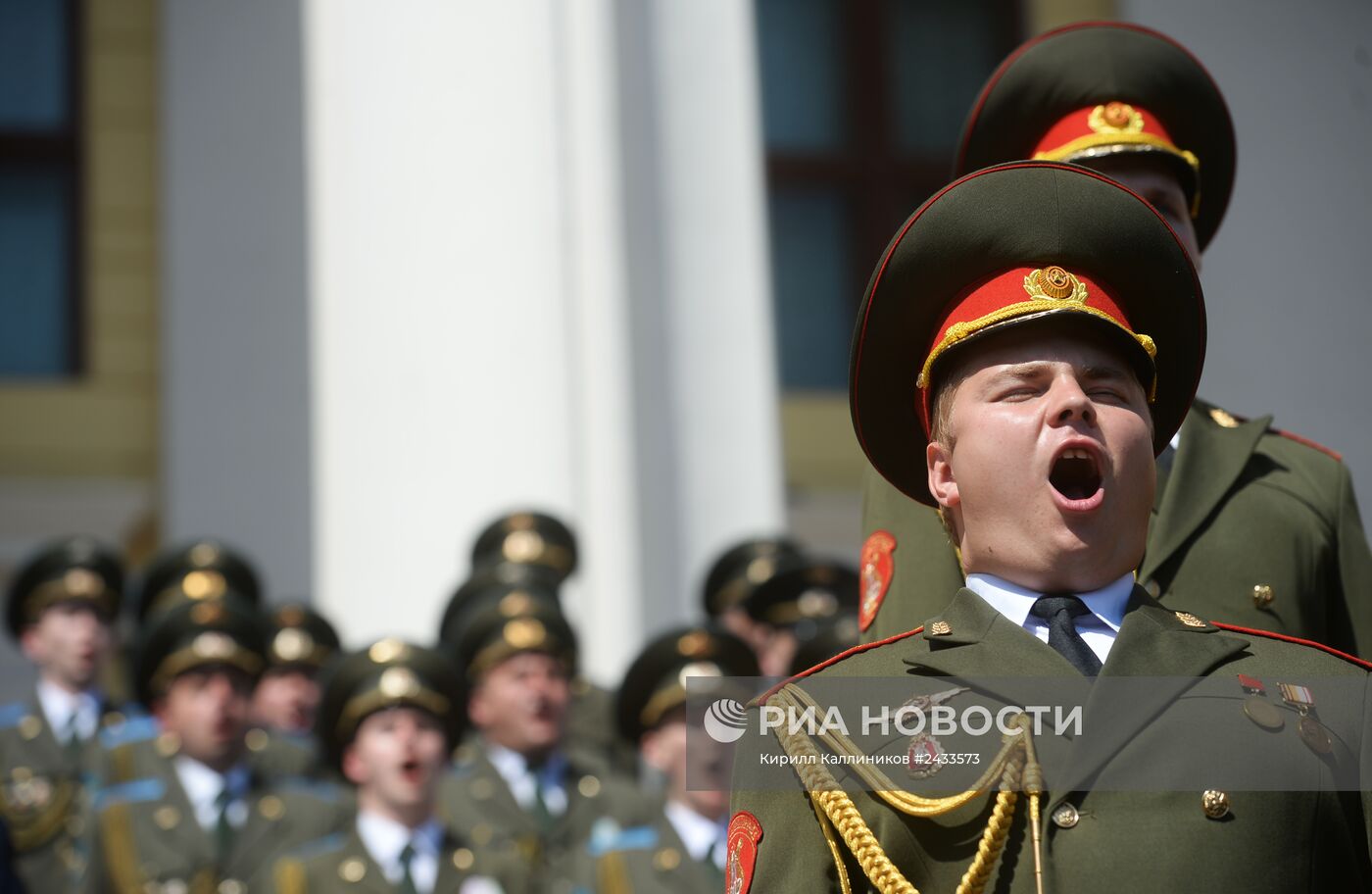 Выступление сводного хора ансамблей Вооруженных сил РФ на Суворовской площади