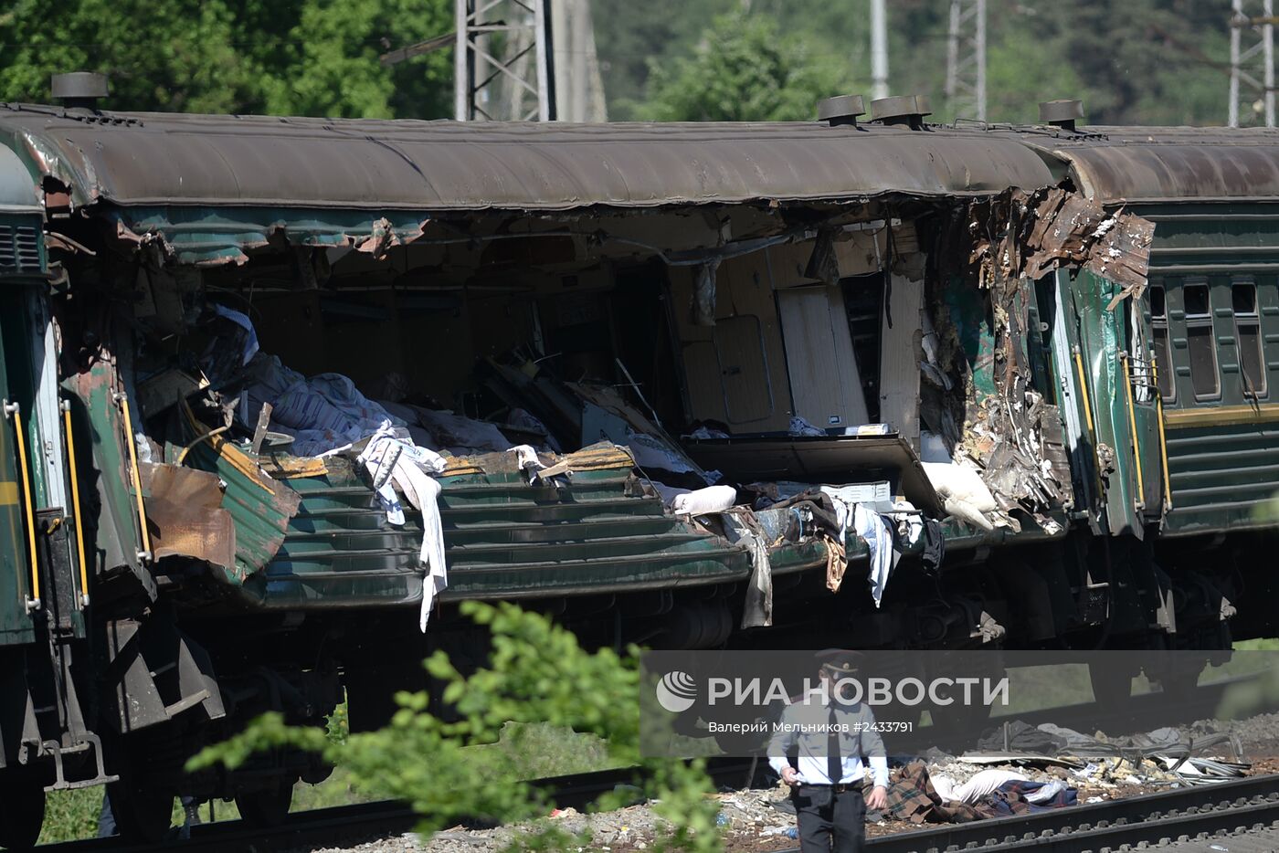 Пассажирский и грузовой поезда столкнулись в Подмосковье