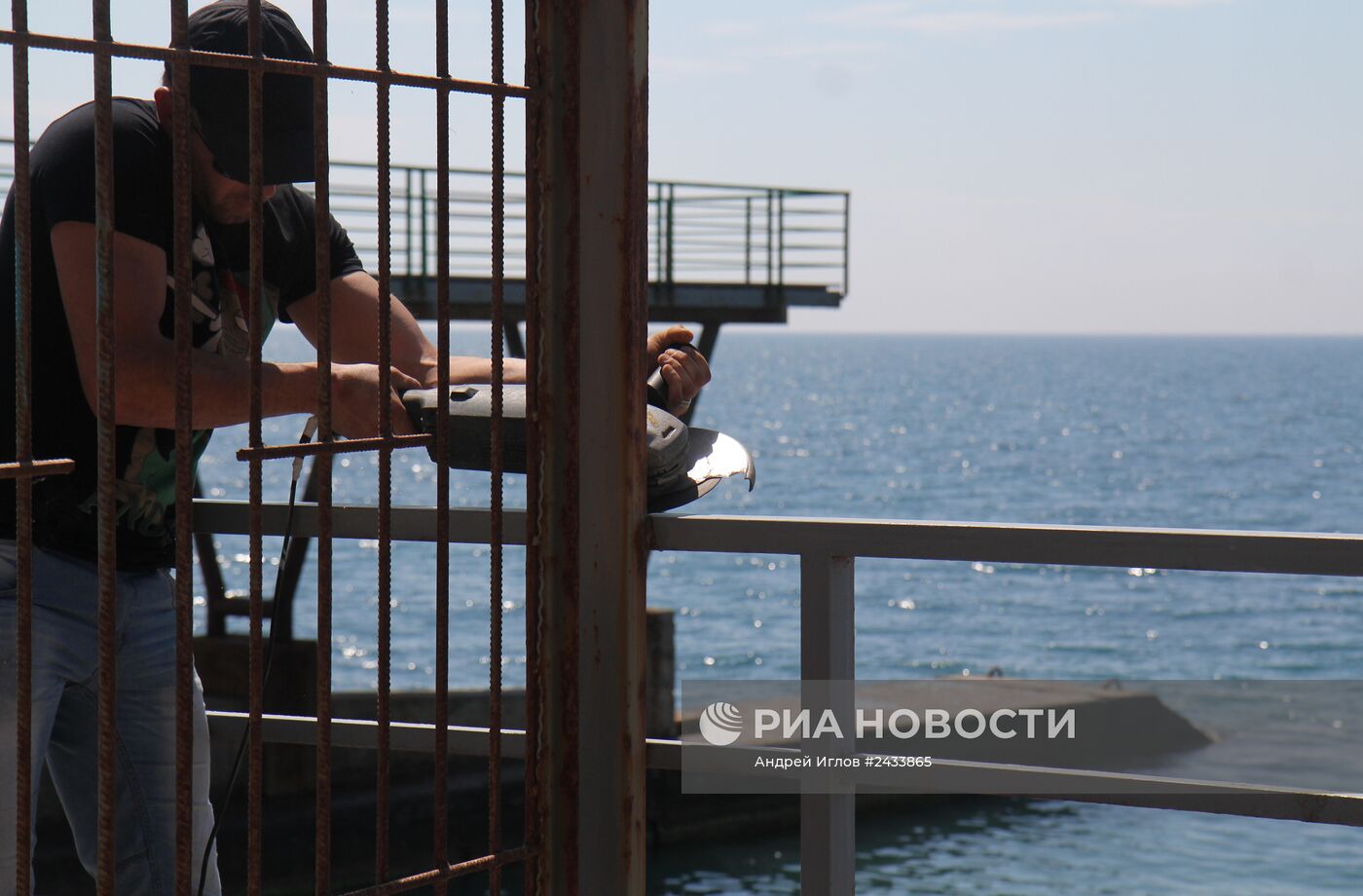 Снос незаконных заборов и ограждений на побережье Крыма