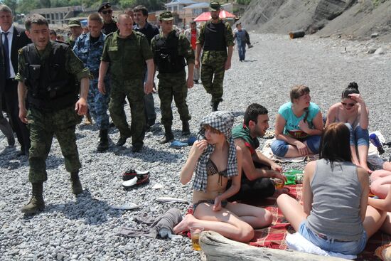 Снос незаконных заборов и ограждений на побережье Крыма