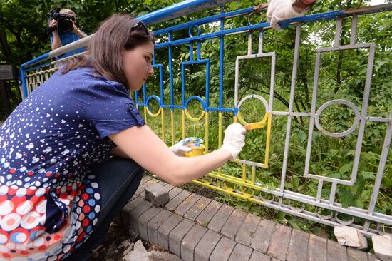Активисты Демократического Альянса раскрасили в желто-голубые цвета ограду "Моста влюбленных" в Киеве