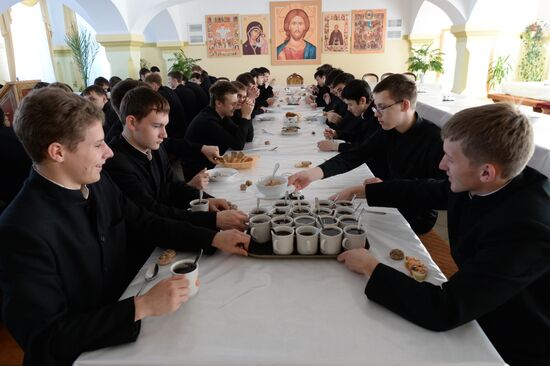 Жизнь семинарии Троице-Сергиева Варницкого монастыря в Ростове
