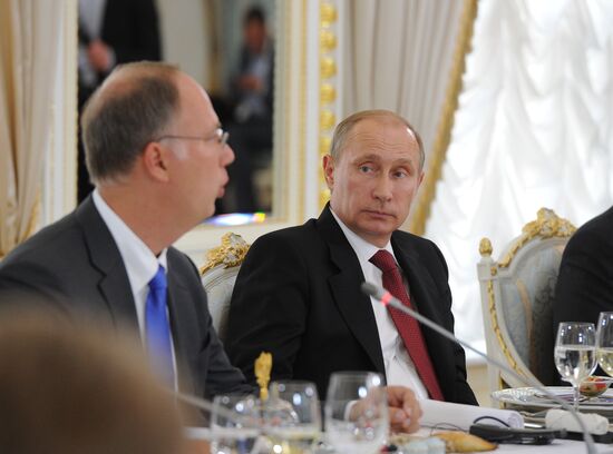 В.Путин принимает участие в работе ПМЭФ в Санкт-Петербурге