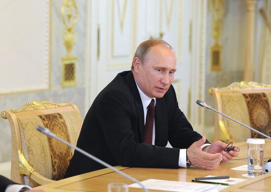 В.Путин принимает участие в работе ПМЭФ